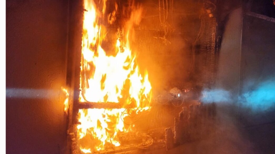 שרפה בדירה בבניין מגורים בבאר שבע (צילום: מתנאל בושרי, דוברות כב"ה דרום)
