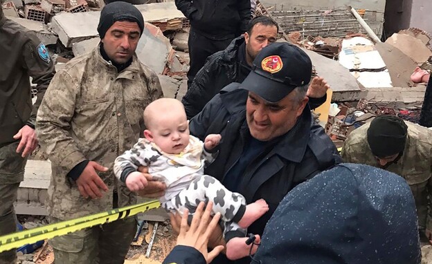 תינוק מחולץ מההריסות בעיר מלאטיה, טורקיה (צילום: AP)