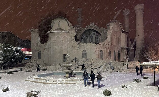 שלג יורד באזור המסגד ההרוס בעיר מלאטיה, טורקיה (צילום: AP)