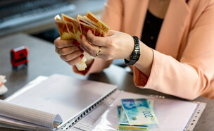 אישה סופרת כסף, אילוסטרציה (צילום: Shutterstock)