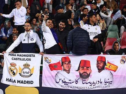 הקהל מתרגש מבואה של אלופת אירופה (Getty)