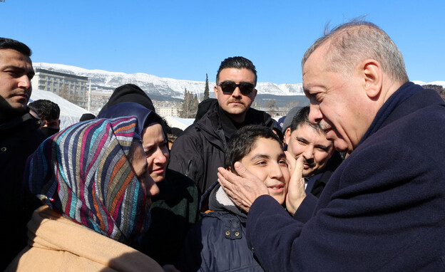 ארדואן נפגש עם נפגעי רעידת האדמה בדרום טורקיה (צילום: רויטרס)
