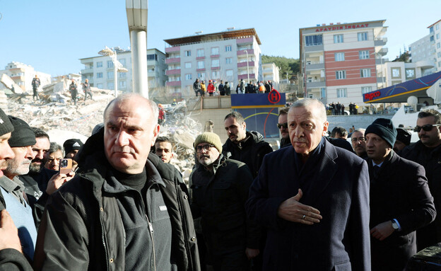 נשיא טורקיה ארדואן בזירת רעידת האדמה בטורקיה (צילום: רויטרס)