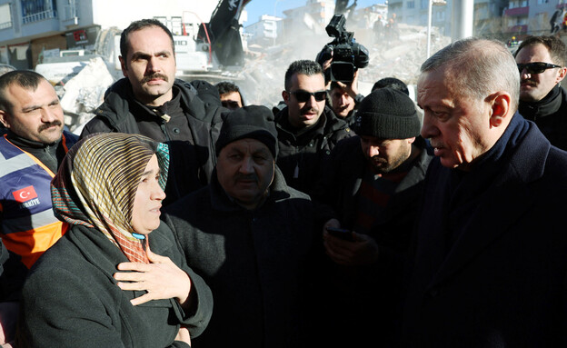 נשיא טורקיה ארדואן הגיע לזירת אסון רעידת האדמה (צילום: רויטרס)