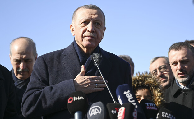 נשיא טורקיה ארדואן מגיע לזירת רעידת האדמה (צילום: Emin Sansar/Anadolu Agency via Getty Images)