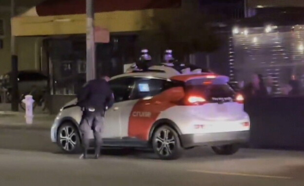 שוטר עוצר מכונית אוטונומית (צילום: חדשות 12)