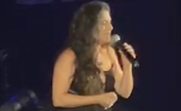 מירי מסיקה מקדישה קטע לאסי דיין בהופעה (צילום: mako מוזיקה)