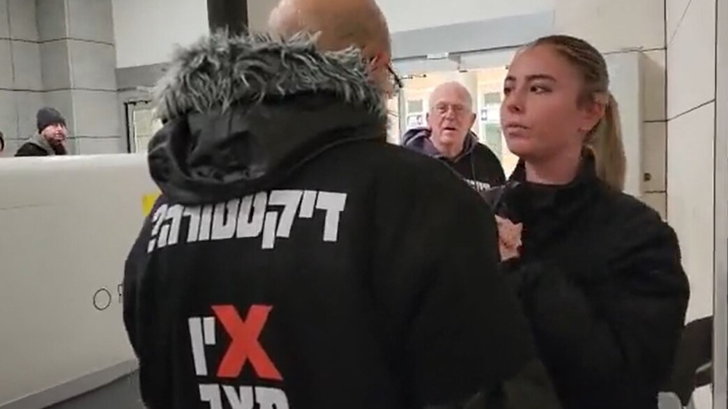 מפגינים גורשו מרכבת ישראל בגלל חולצות