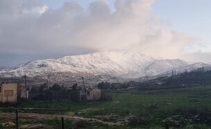 מעט שלג ירד בלילה גם ביישובים בצפון רמת הגולן (צילום: שי יונגר מפקח בנתיבי ישראל)