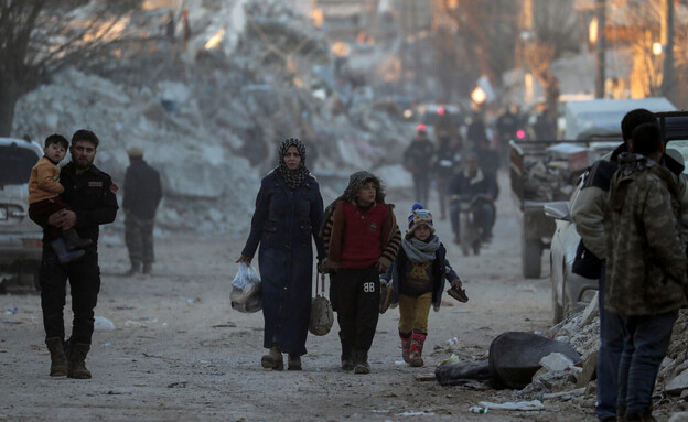 ניצולים מרעידת האדמה בג'ינדריס, סוריה (צילום: רויטרס)