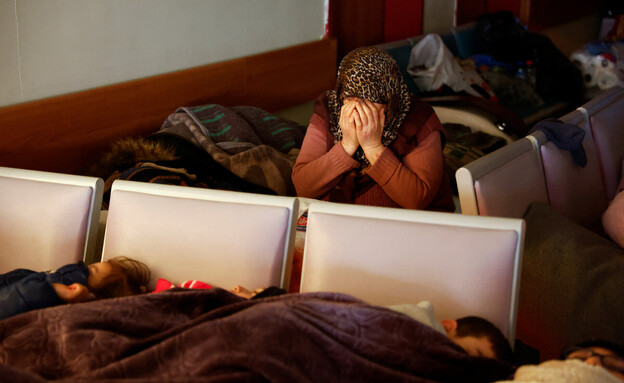 ניצולים מרעידת האדמה בטורקיה (צילום: רויטרס)
