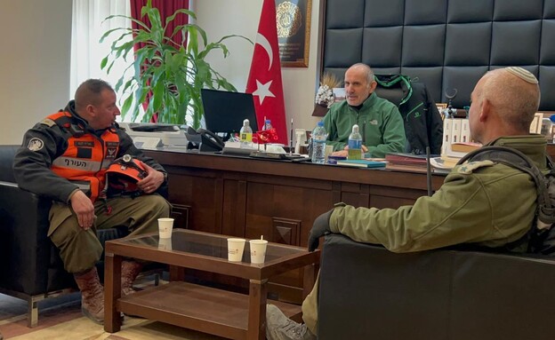 מפקד משלחת החילוץ בפגישה עם מזכ"ל קהרמאנמרש (צילום: דובר צה"ל)