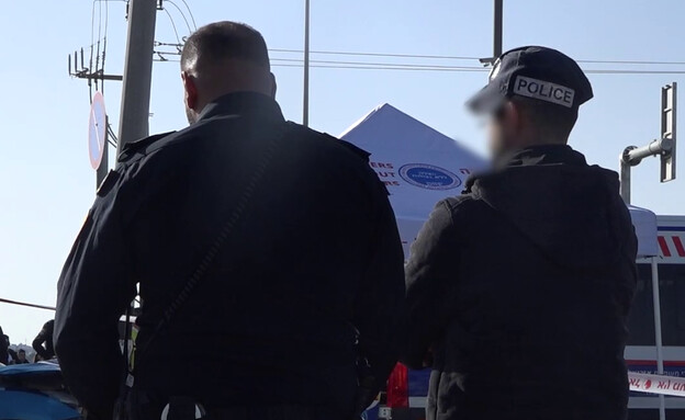 שוטרי מחוז ירושלים (רס״ר א׳ ורס״ר נ׳) המשחזרים את  (צילום: דוברות המשטרה)