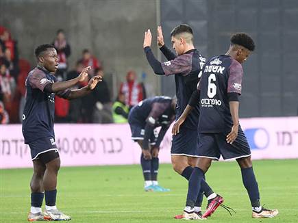 הם יצאו מרוצים. שחקני הפועל י-ם (ברני ארדוב)