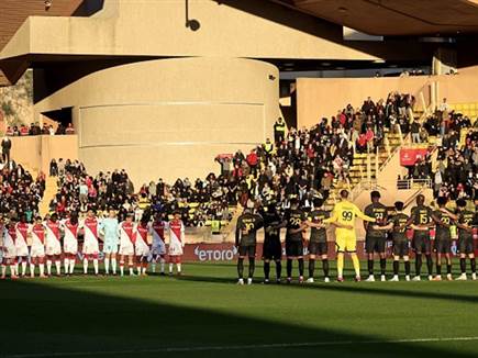 המשחק נפתח בדקת דומייה לזכר קורבנות האסון בטורקיה (GETTY)
