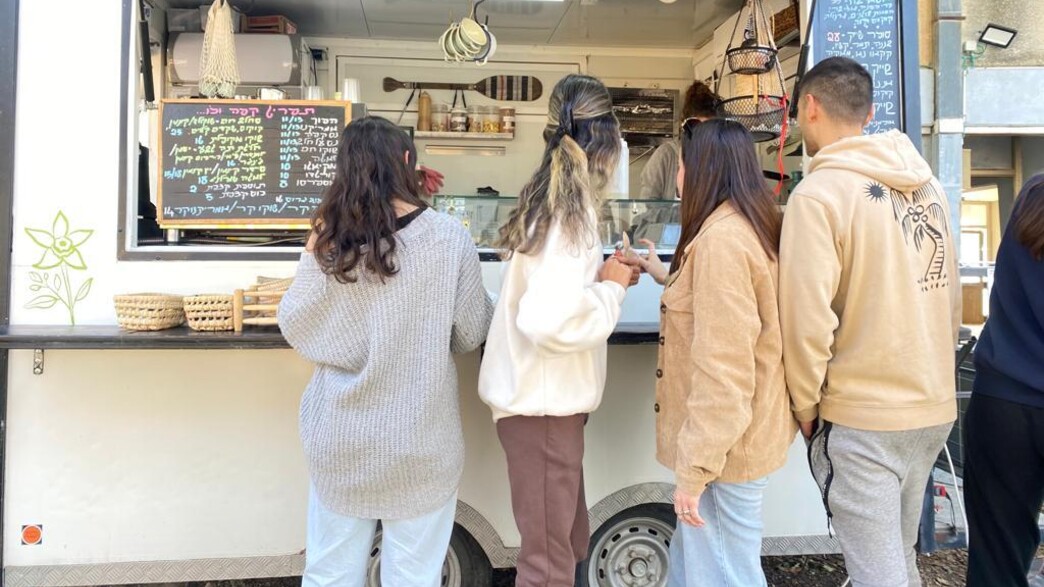 עגלת הקפה של רוני בעמק חפר