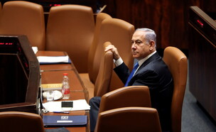 ראש הממשלה בנימין נתניהו לבד בשולחן הממשלה בכנסת (צילום: רויטרס)