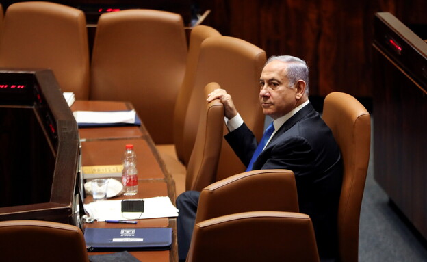 ראש הממשלה בנימין נתניהו לבד בשולחן הממשלה בכנסת (צילום: רויטרס)