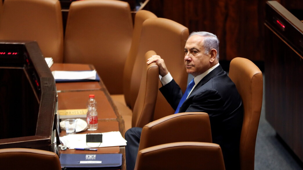 ראש הממשלה בנימין נתניהו לבד בשולחן הממשלה בכנסת