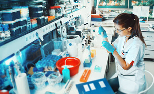 מדענית, מעבדה (צילום: anyaivanova, shutterstock)