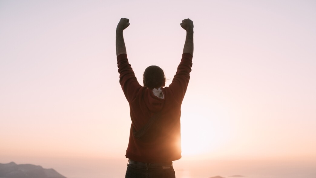 איש עומד מעל צוק איש עומד מעל צוק