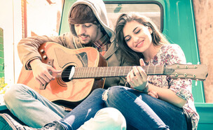 זוג והבחור עם גיטרה ביד (צילום: shutterstock_View_Apart)