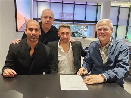 אצילי לצד שחר, אלברמן וסוכנו רונן קצב (האתר הרשמי של מכבי חיפה)