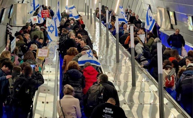 המדרגות בתחנת הרכבת בירושלים (צילום: מחאת ההייטקיסטים, יח