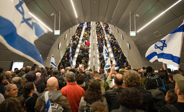 הפגנות בתחנת הרכבת בירושלים נגד המהפכה המשפטית (צילום: אריק מרמור, פלאש 90)