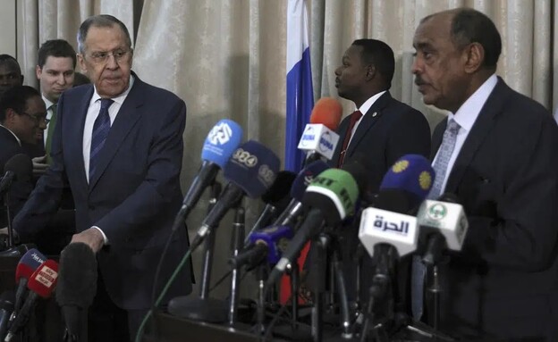 שר החוץ הרוסי לברוב ושר החוץ הסודאני א-צאדק (צילום: AP)