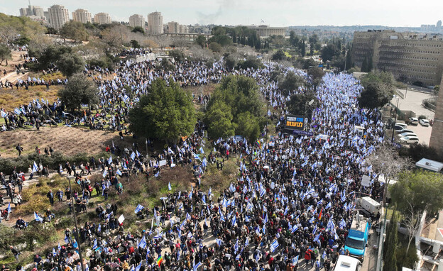יותר מ-90 אלף מפגינים בבירה (צילום: רויטרס)