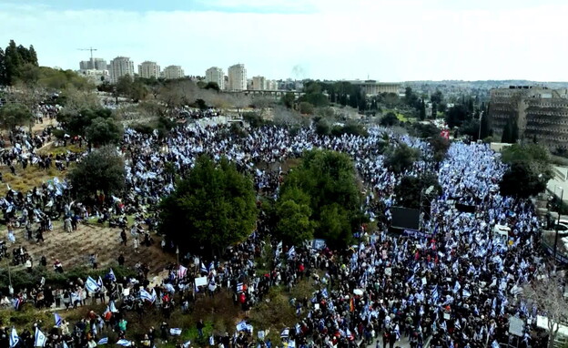 רבבות מפגינים בירושלים (צילום: חדשות 12)