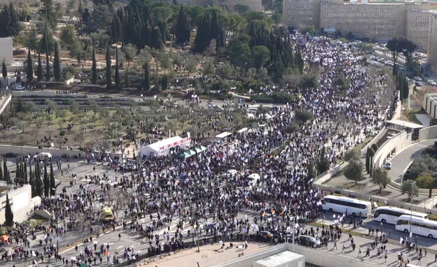 יותר מ-90 אלף מפגינים בבירה (צילום: חדשות 12)
