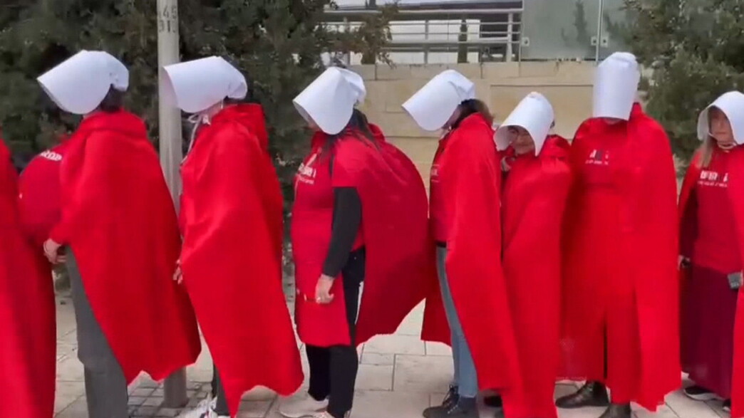 נשים מחופשות לשפחות בדרך לצעדת המחאה נשים מחופשות לשפחות בדרך לצעדת המחאה