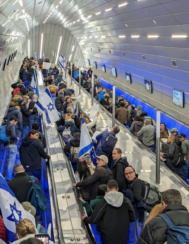מפגינים בדרכם לירושלים בתחנת הרכבת יצחק נבון (צילום: לפי סעיף 27 א')