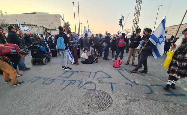 מפגינים חוסמים כביש בירושלים (צילום: N12)