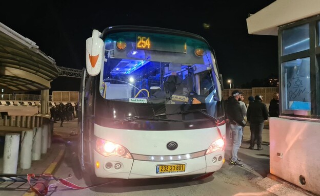 האוטובוס בו התרחש פיגוע הדקירה במחסום שועפאט (צילום: N12)