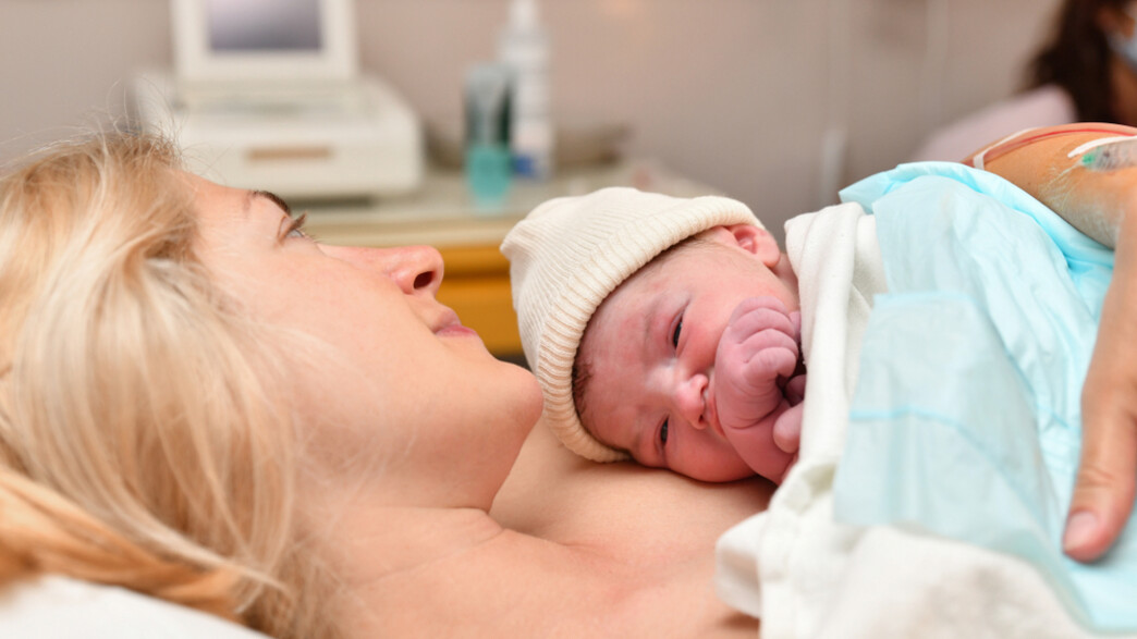 אמא מחבקת תינוק בחדר לידה (אילוסטרציה: kipgodi, shutterstock)