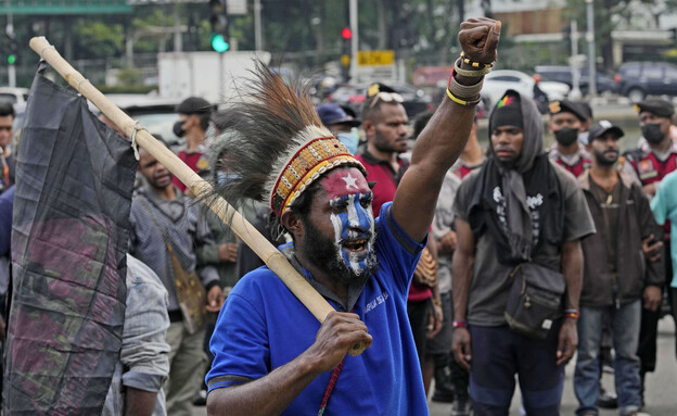הפגנה פפואה אינדונזיה (צילום: Tatan Syuflana, ap)