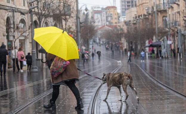 אנשים בגשם (צילום: יונתן זינדל, פלאש 90)