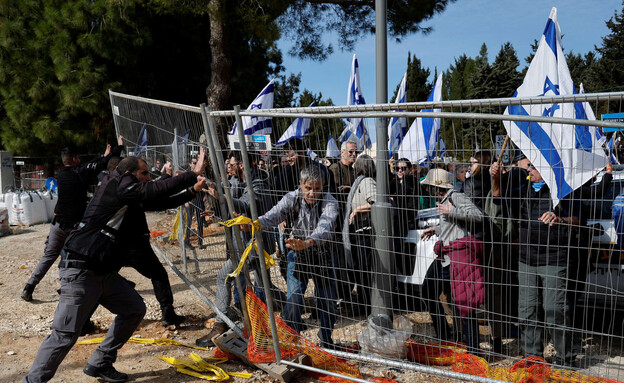 עימותים עם כוחות המשטרה בהפגנה בירושלים (צילום: רויטרס)