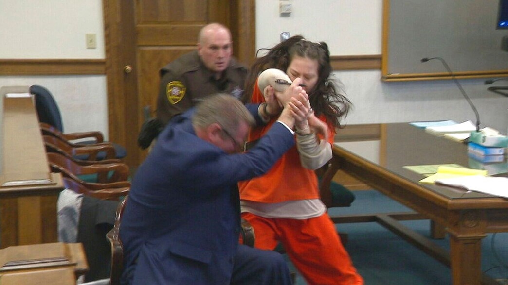 דרמה בארה"ב: נאשמת ברצח אכזרי תקפה את עורך דינה