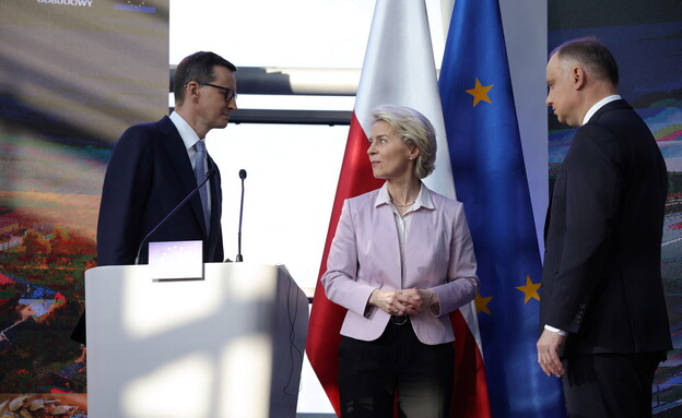 אורסולה פון דר ליין עם נשיא וראש ממשלת פולין (צילום: רויטרס)
