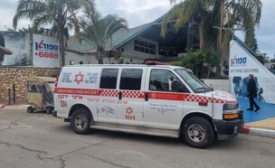 החייאה על גבר שנמצא עם כוויות בסאונה בפתח תקווה