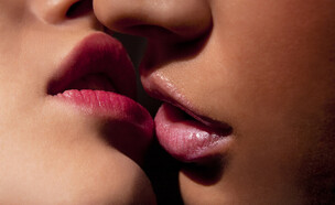 נשיקה נשים (צילום: shutterstock | Wallenrock)