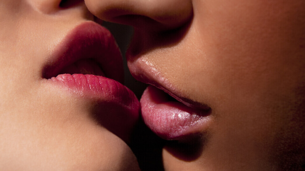 נשיקה נשים (צילום: shutterstock | Wallenrock)