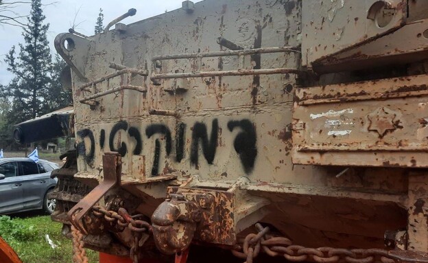 לוחמים מיום כיפור העמיסו טנק שעמד בתל סאקי לצורך ה (צילום: דוברות המשטרה)