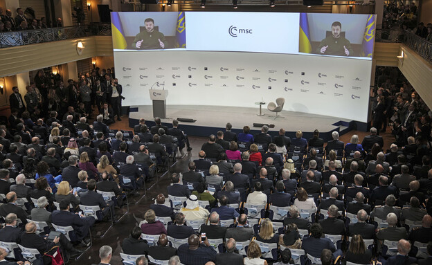 זלנסקי נואם בועידת מינכן (צילום: AP)