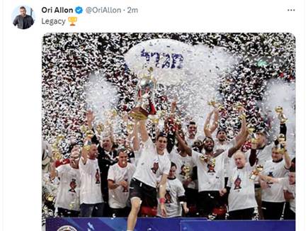 גם אורי אלון חגג (צילום מסך מהטוויטר) (צילום: ספורט 5)