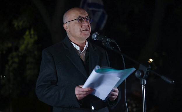 ראש השב"כ לשעבר יורם כהן נואם בהפגנה בירושלים (צילום: יונתן זינדל, פלאש 90)